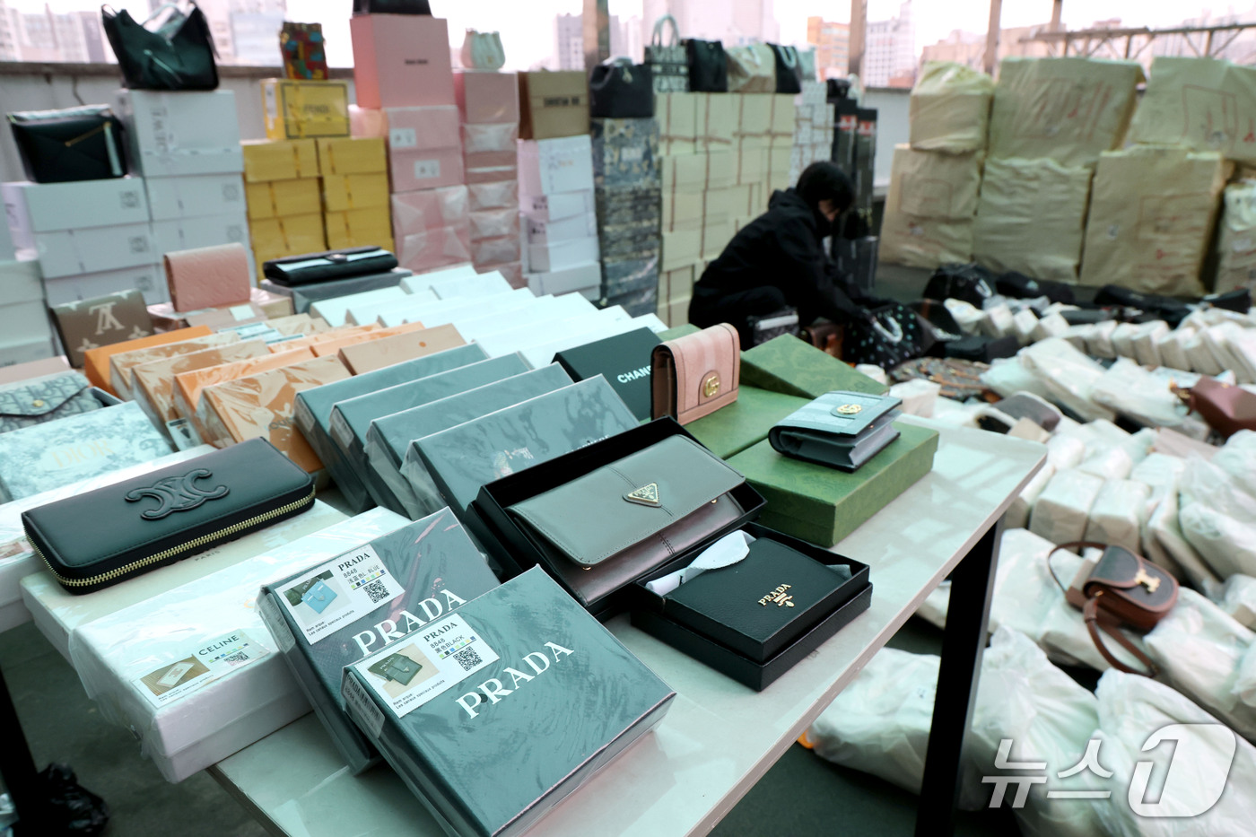 (서울=뉴스1) 이광호 기자 = 29일 서울 성북경찰서에서 관계자가 샤넬·루이비통 등 유명 해외 명품 브랜드의 가방·지갑 등 시가 355억 원 상당의 압수된 위조상품을 공개하고 있 …