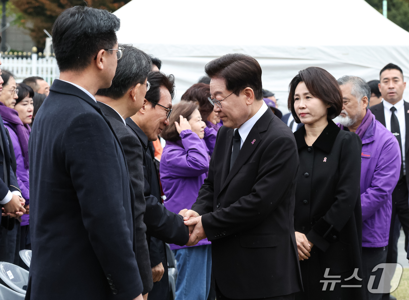 (서울=뉴스1) 허경 기자 = 이재명 대통령과 김민석 더불어민주당 대표가 29일 서울 광화문광장에서 열린 이태원참사 4주기 기억식에서 악수를 하고 있다. 2026.10.29/뉴스1 …
