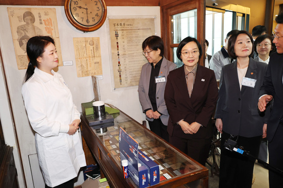 韓총리 "2030년까지 제약·바이오 200개사 육성…중소기업 6000곳 AI 지원"