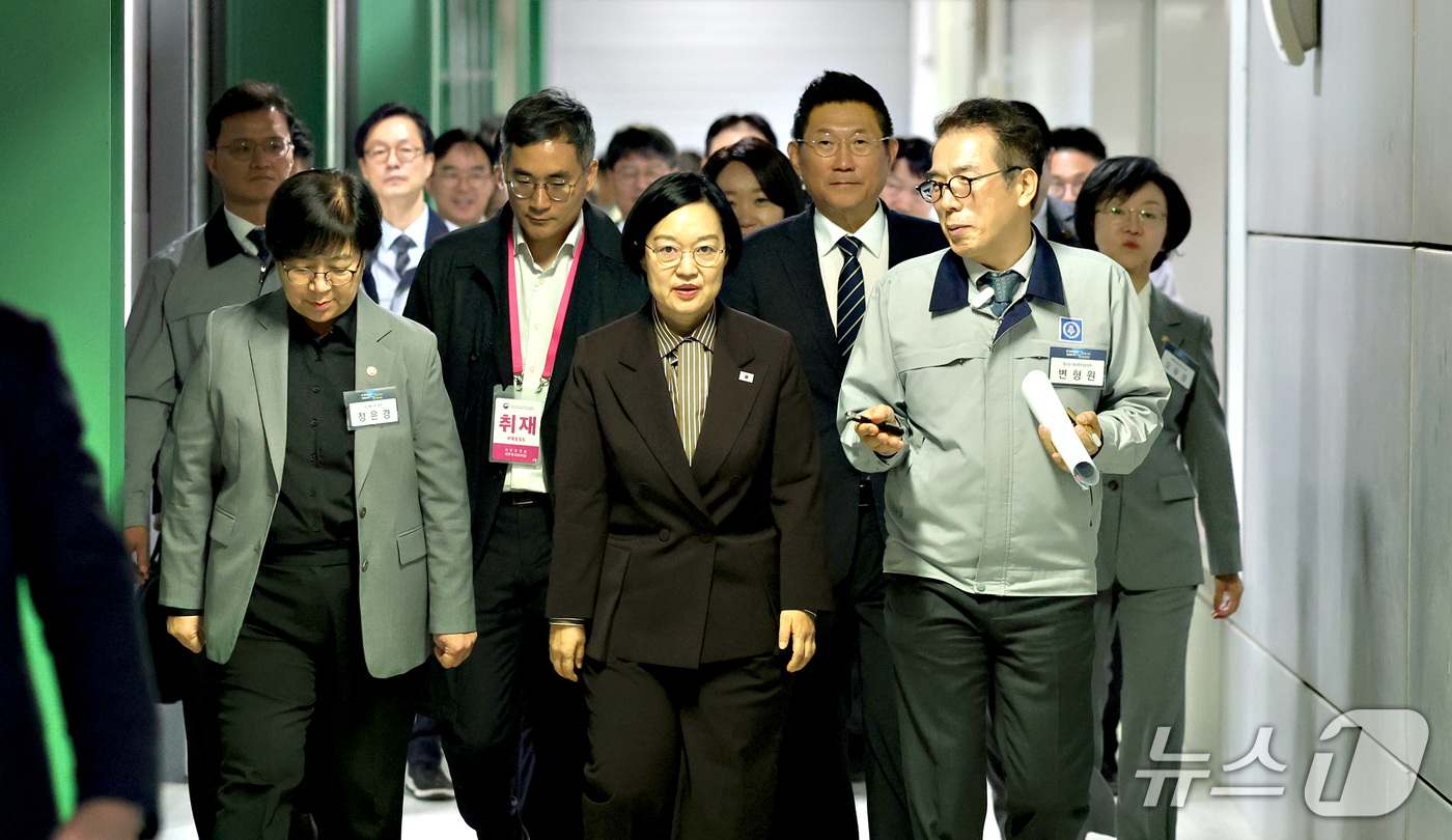 (천안=뉴스1) 김기남 기자 = 한성숙 국무총리가 29일 천안시 종근당 천안공장에서 열린 국가정책조정회의에 앞서 종근당 생산시설을 둘러보며설명을 듣고 있다. 2026.10.29/뉴 …