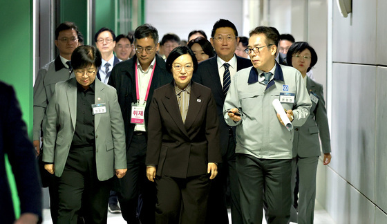 종근당 천안공장 방문한 한성숙 국무총리