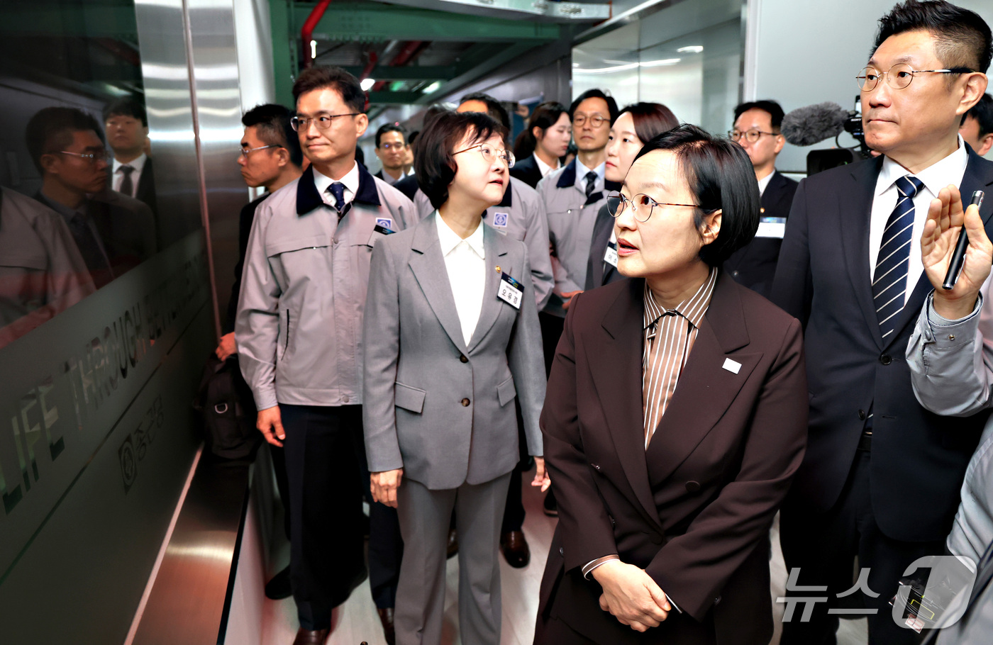 (천안=뉴스1) 김기남 기자 = 한성숙 국무총리가 29일 천안시 종근당 천안공장에서 열린 국가정책조정회의에 앞서 종근당 생산시설을 둘러보고 있다. 2026.10.29/뉴스1