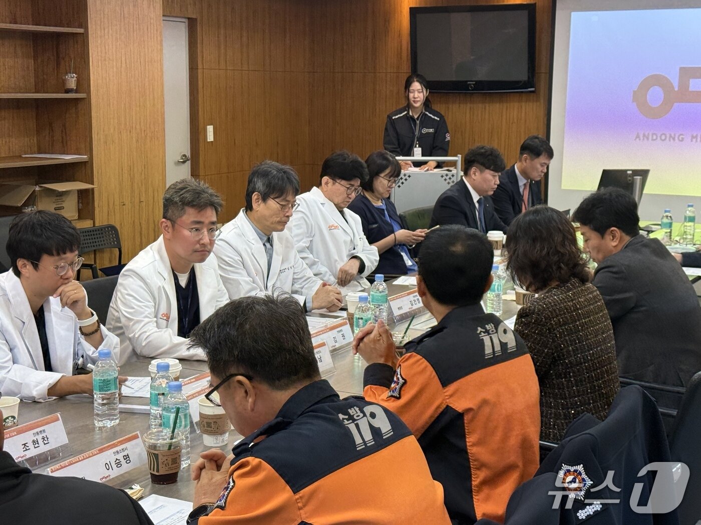 본문 이미지 - 관계기관들과 닥터헬기 4000회 출동 기념 간담회 모습. (안동의료재단 제공. 재판매 및 DB 금지)2026.10.29/뉴스1