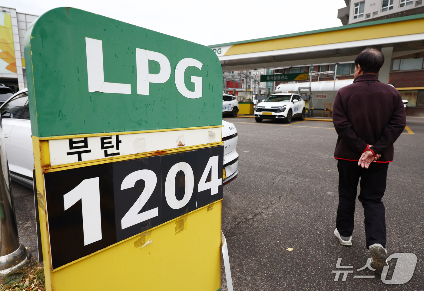 (서울=뉴스1) 김민지 기자 = 자동차용 액화석유가스(LPG) 가격이 1년 새 15% 가까이 올랐다.29일 한국석유공사 유가정보시스템 오피넷에 따르면 지난 27일 전국 자동차용 L …