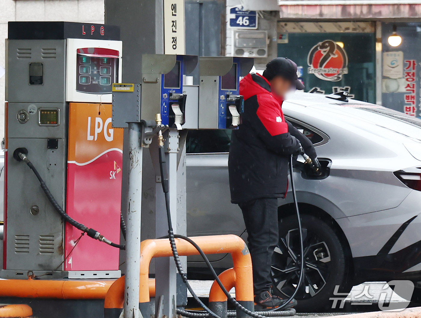 (서울=뉴스1) 김민지 기자 = 자동차용 액화석유가스(LPG) 가격이 1년 새 15% 가까이 올랐다.29일 한국석유공사 유가정보시스템 오피넷에 따르면 지난 27일 전국 자동차용 L …