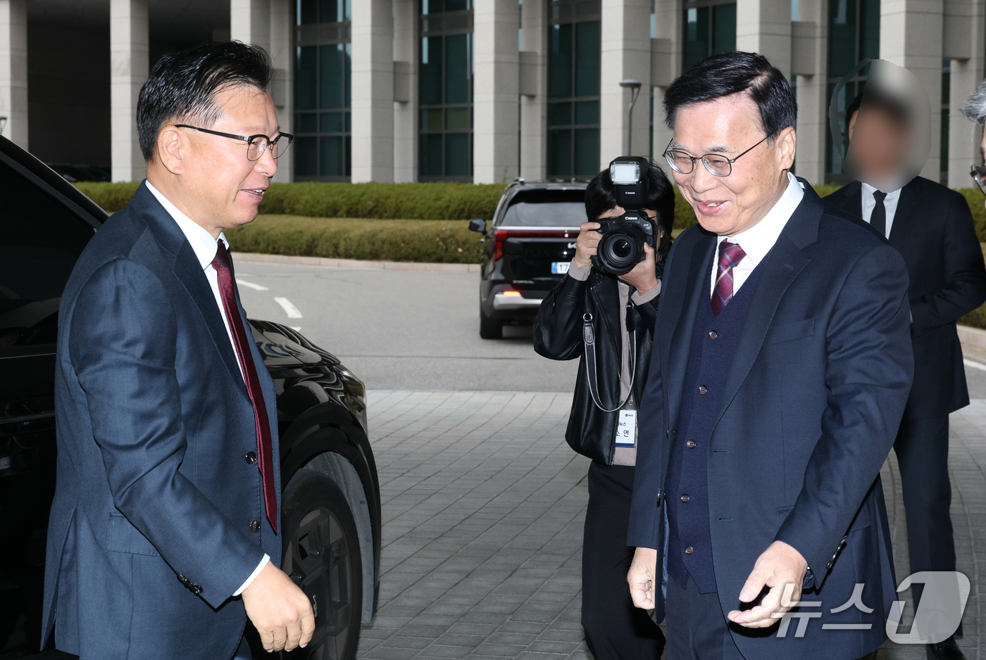 (서울=뉴스1) 국회사진기자단 = 이종석 국가정보원장이 29일 서울 국가정보원 청사에서 열린 국회 정보위원회의 국정원에 대한 국정감사에  앞서 현관에서 이양수 정보위원장을 맞이하고 …