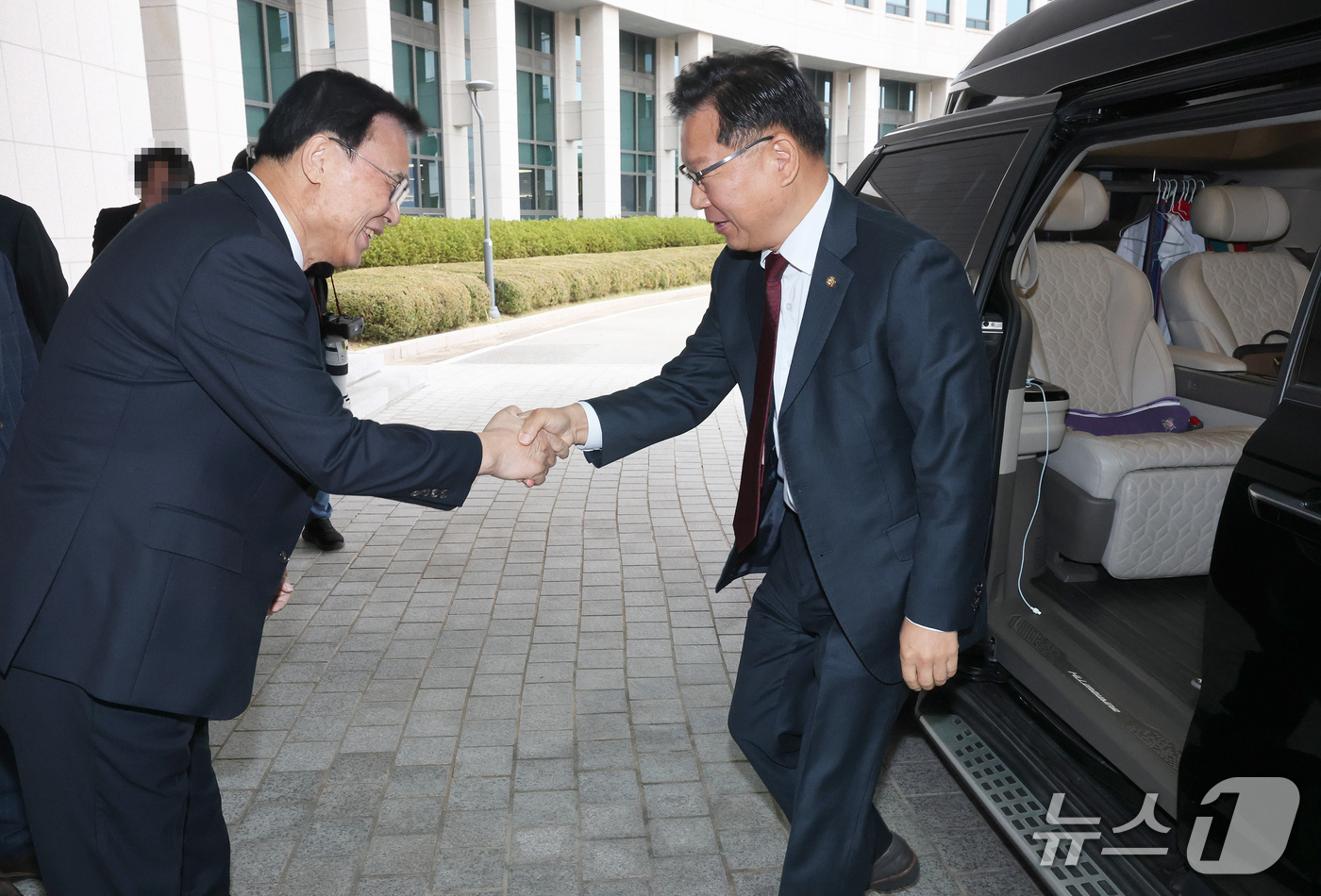 (서울=뉴스1) 국회사진기자단 = 이종석 국가정보원장이 29일 서울 국가정보원 청사에서 열린 국회 정보위원회의 국정원에 대한 국정감사에  앞서 현관에서 이양수 정보위원장을 맞이하고 …