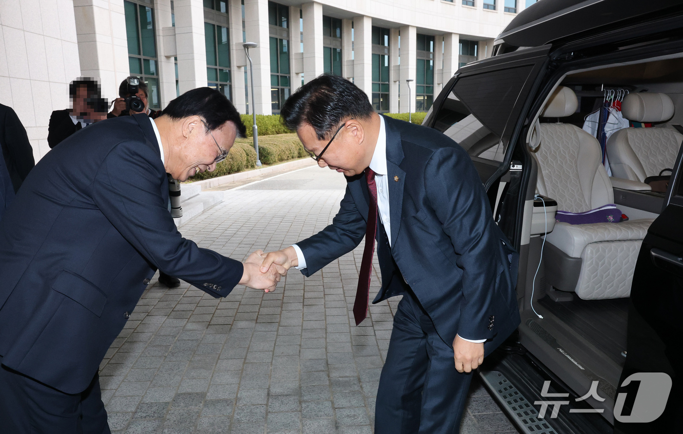 (서울=뉴스1) 국회사진기자단 = 이종석 국가정보원장이 29일 서울 국가정보원 청사에서 열린 국회 정보위원회의 국정원에 대한 국정감사에  앞서 현관에서 이양수 정보위원장을 맞이하고 …