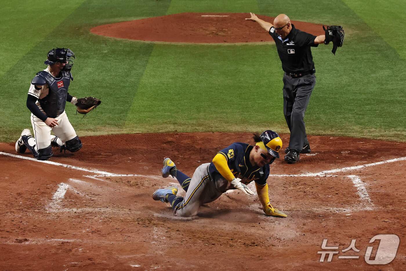 본문 이미지 - 밀워키 브루어스가 28일(한국시간) 열린 탬파베이 레이스와 2026 MLB 월드시리즈 5차전에서 4-1로 승리, 시리즈 전적 4승 1패로 우승을 차지했다. ⓒ AFP=뉴스1