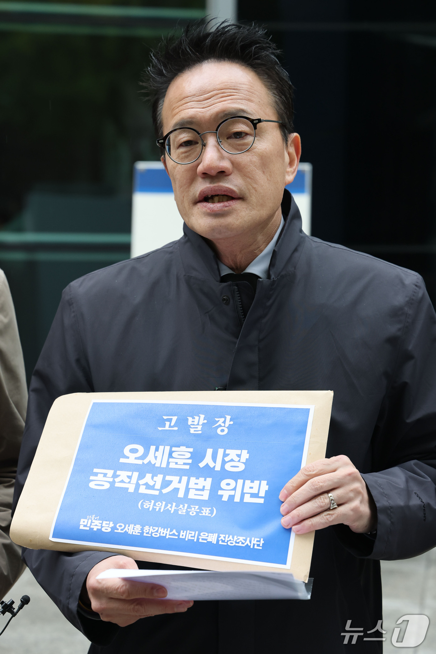(서울=뉴스1) 이광호 기자 = 더불어민주당 한강버스 비리 은폐 진상조사단장인 박주민 의원이 29일 오전 서울 종로구 서울경찰청에 공직선거법상 허위사실 공표 혐의로 오세훈 서울시장 …