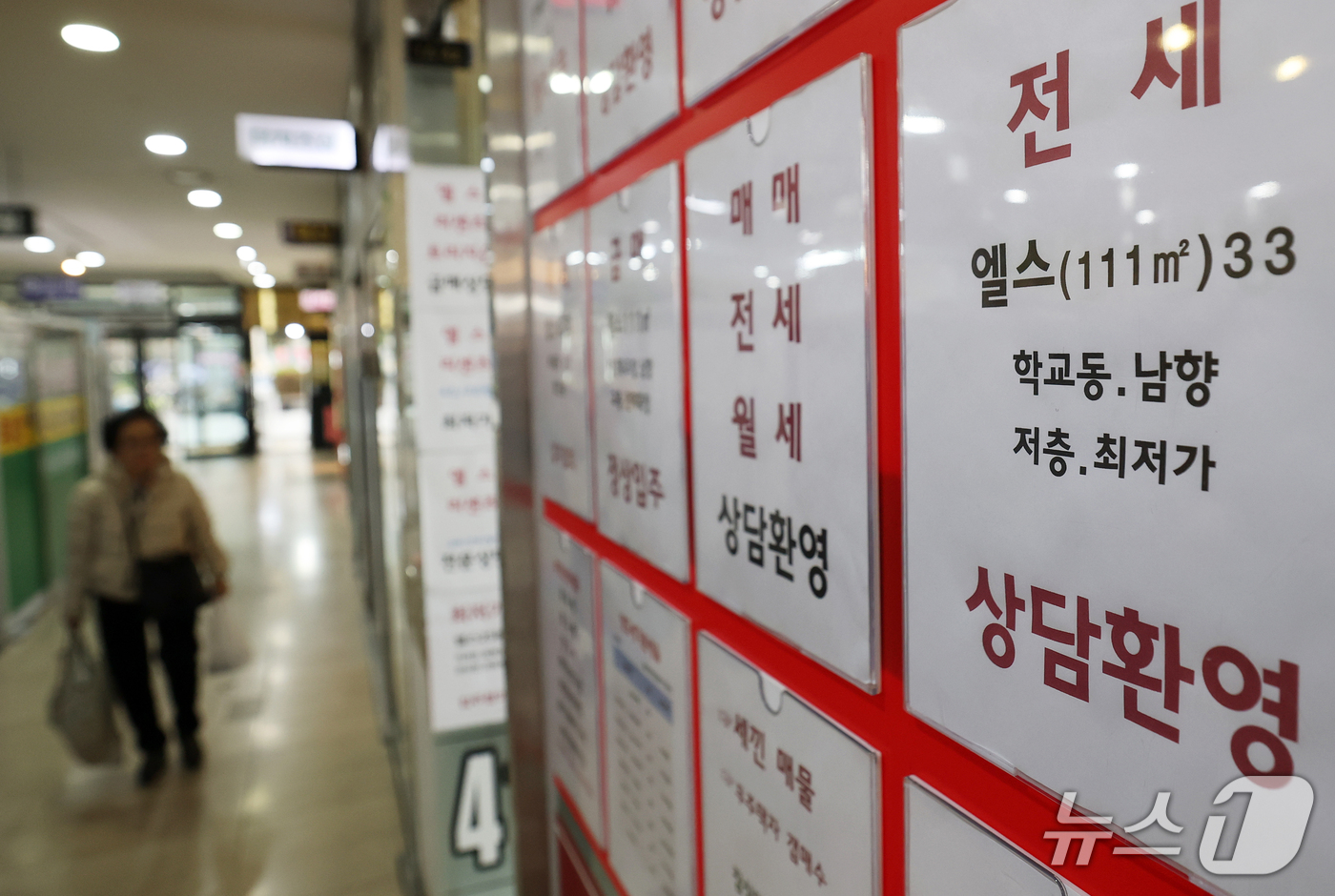 (서울=뉴스1) 오대일 기자 = 올해 3분기 서울 아파트 매매가격은 전년 동기 대비 2.5% 하락한 반면 전세 보증금은 3.8% 상승한 것으로 나타났다. 29일 부동산 플랫폼 다방 …