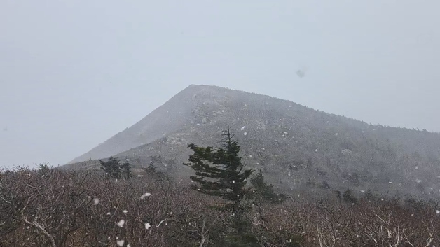 설악산 대청봉에 올가을 첫눈…지난해보다 9일 늦어