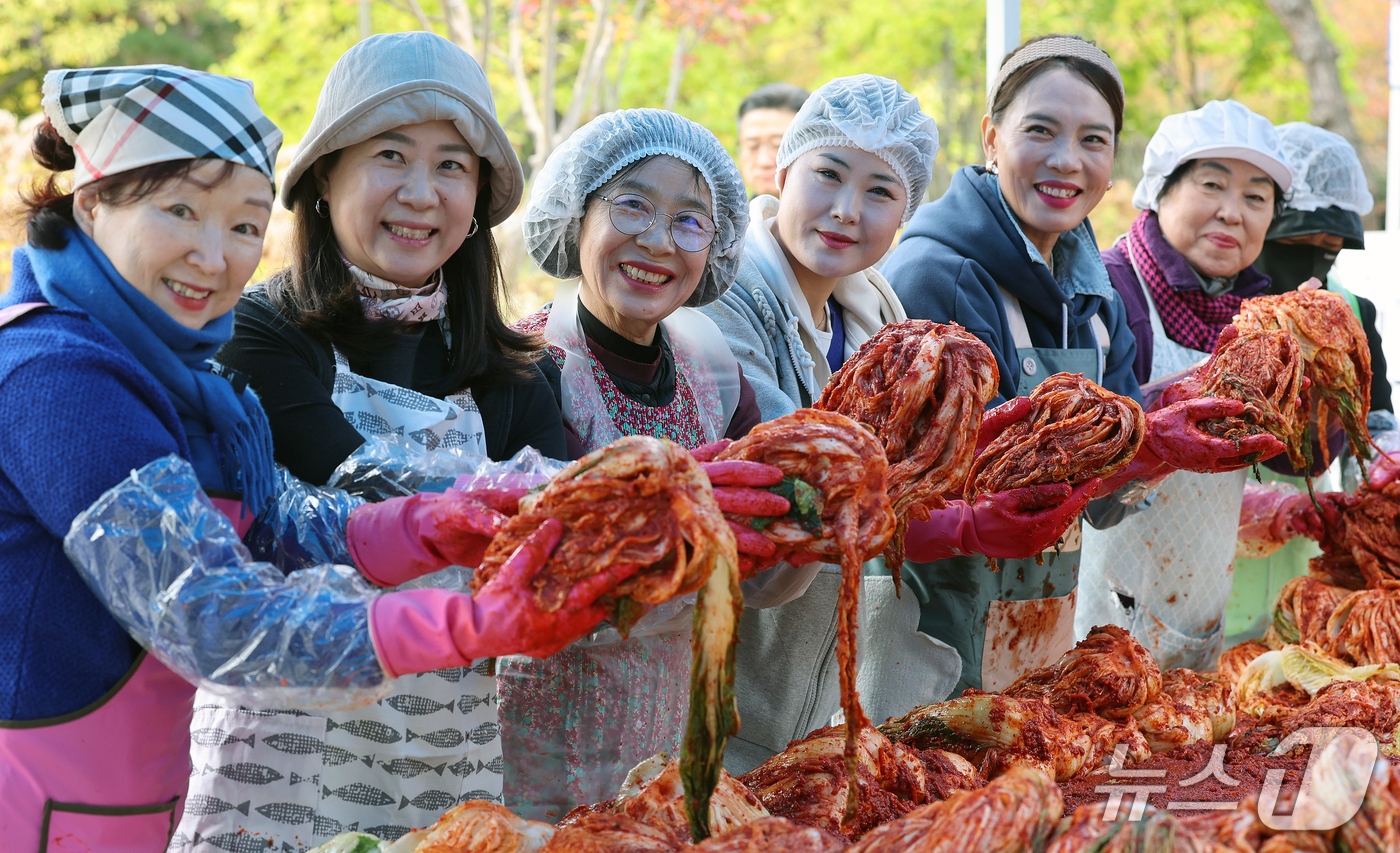 (대전=뉴스1) 김기태 기자 = 29일 대전 서구 샘머리공원에서 민주평화통일자문회의 대전서구협의회 회원들이 이웃사랑 김장 나눔 행사를 하고 있다.북한이탈주민의 안정적 정착을 돕고 …