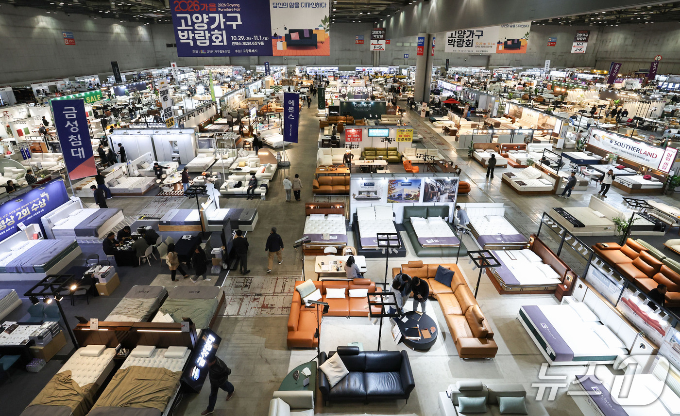 (고양=뉴스1) 이종수 기자 = 29일 경기 고양시 킨텍스 제9전시홀에서 열린 ‘2026 가을 고양가구박람회’에서 관람객들이 전시된 가구를 살펴보고 있다. 2026.10.29/뉴스 …