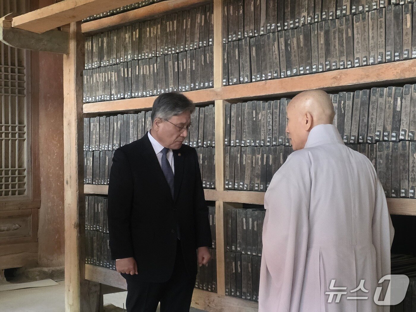 본문 이미지 - 허민 국가유산청장(왼쪽)이 29일 오전 경남 합천 해인사를 방문, 주지 혜일스님과 함께 국보 합천 해인사 장경판전과 대장경판 보존·관리사항을 현장점검하고 있다. (국가유산청 제공. 재판매 및 DB 금지) 2026.10.29 ⓒ 뉴스1