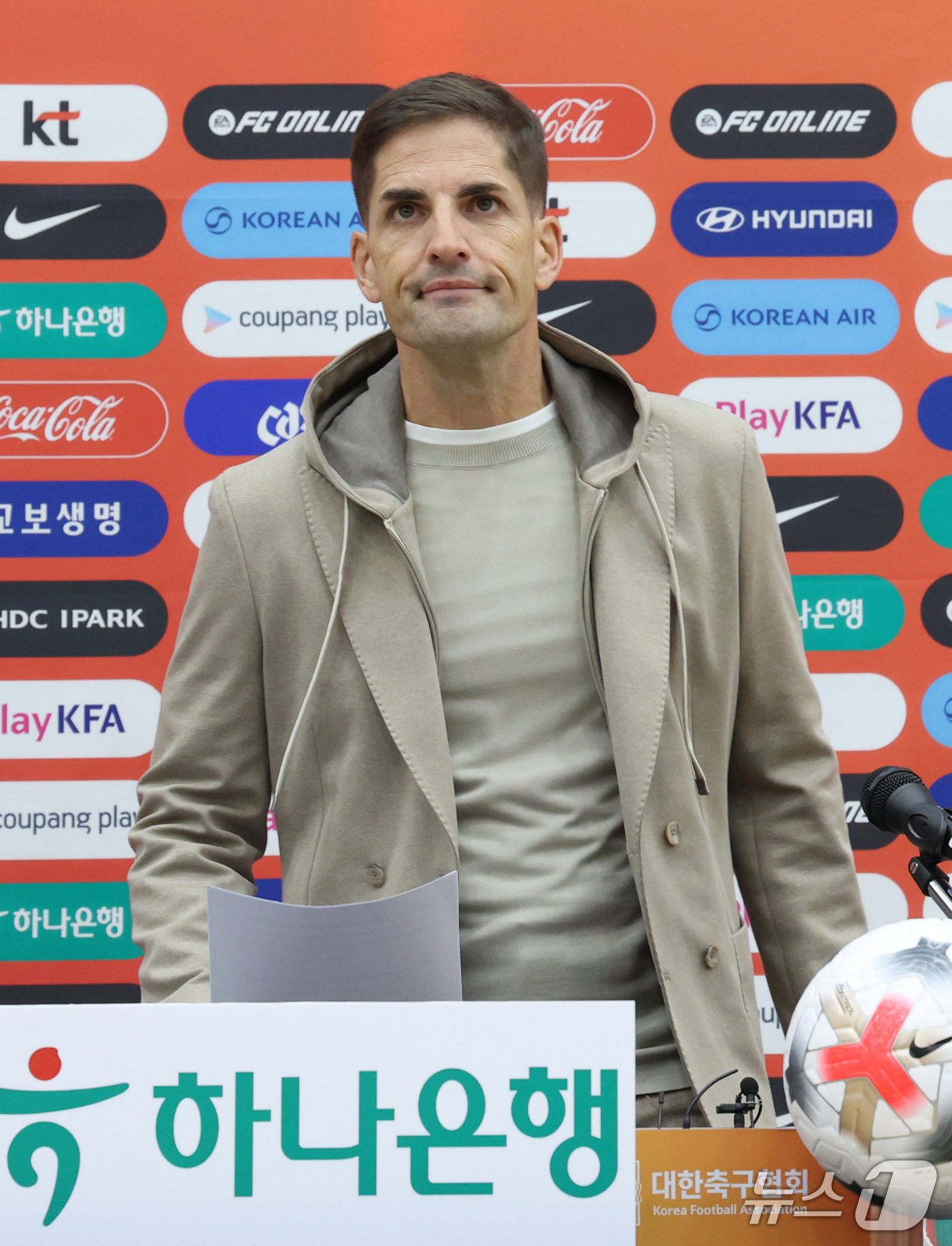 (천안=뉴스1) 김기남 기자 = 로베르트 모레노 한국 축구 대표팀 감독이 29일 천안시 코리아풋볼파크에서 11월 중동 원정 평가전에 나설 축구대표팀 명단을 발표하기 위해 입장하고 …