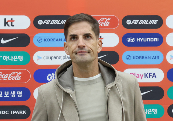 축구대표팀 명단 발표 입장하는 모레노 감독