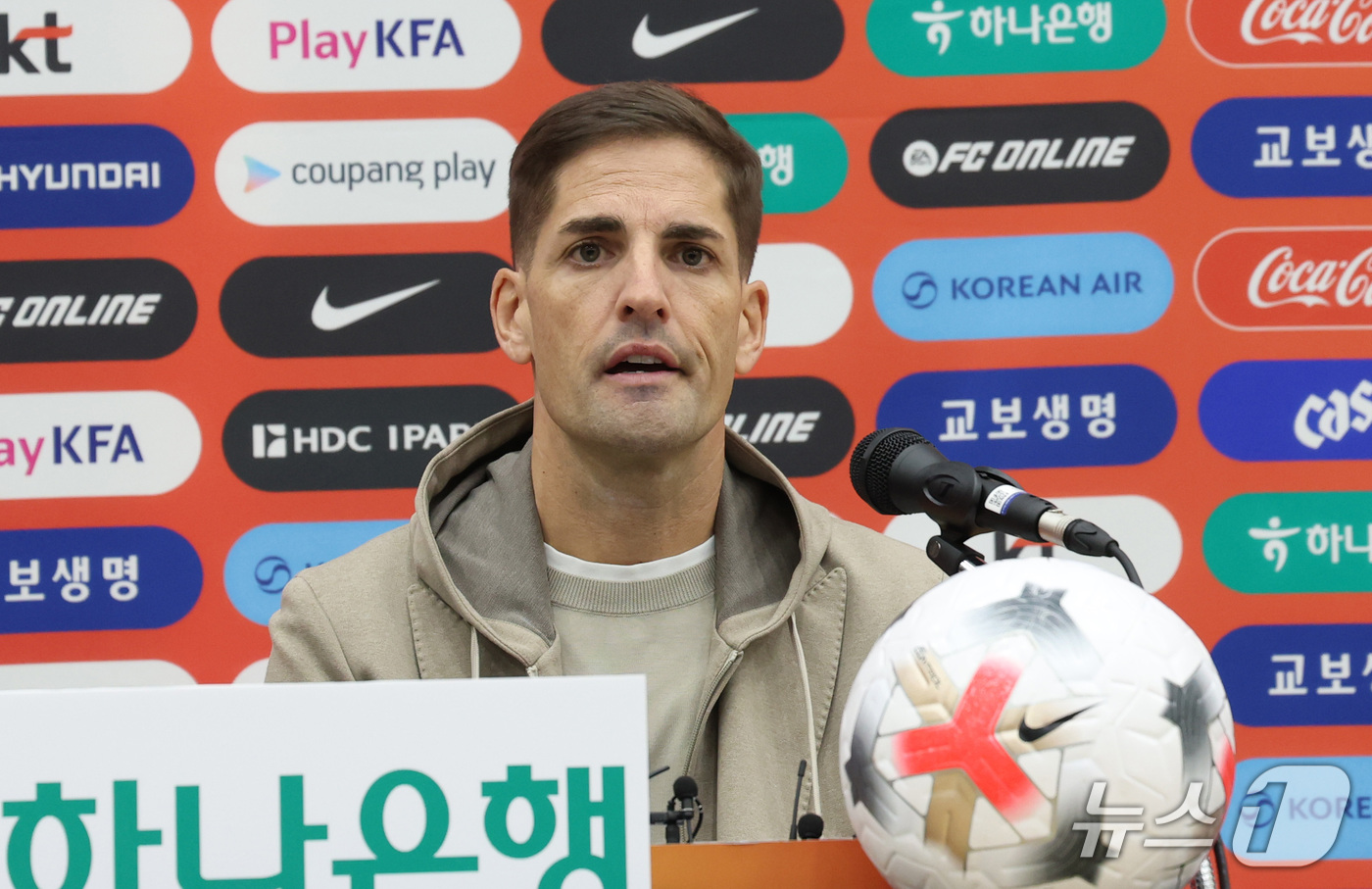 (천안=뉴스1) 김기남 기자 = 로베르트 모레노 한국 남자 축구 대표팀 감독이 29일 천안시 코리아풋볼파크에서 11월 중동 원정 평가전에 나설 축구대표팀 명단을 발표하고 있다. 2 …
