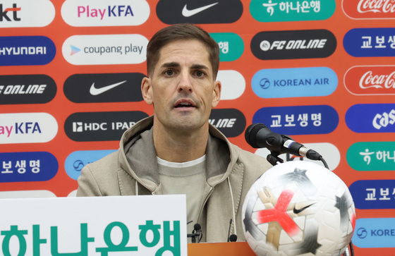 축구대표팀 명단 발표 하는 모레노 감독