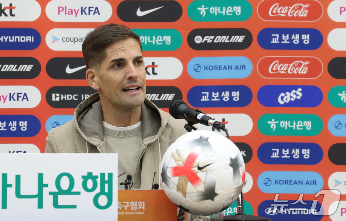본문 이미지 - 로베르트 모레노 한국 남자 축구 대표팀 감독이 29일 천안시 코리아풋볼파크에서 11월 중동 원정 평가전에 나설 축구대표팀 명단을 발표하고 있다. 2026.10.29 ⓒ 뉴스1 김기남 기자