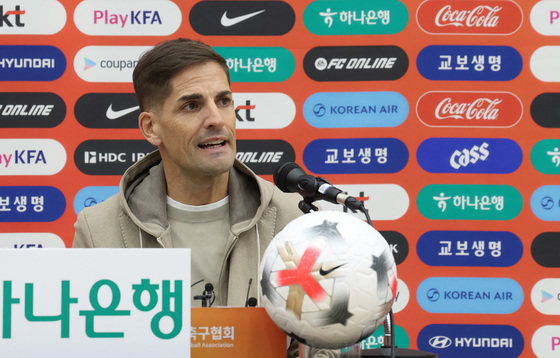축구대표팀 명단 발표 하는 모레노 감독