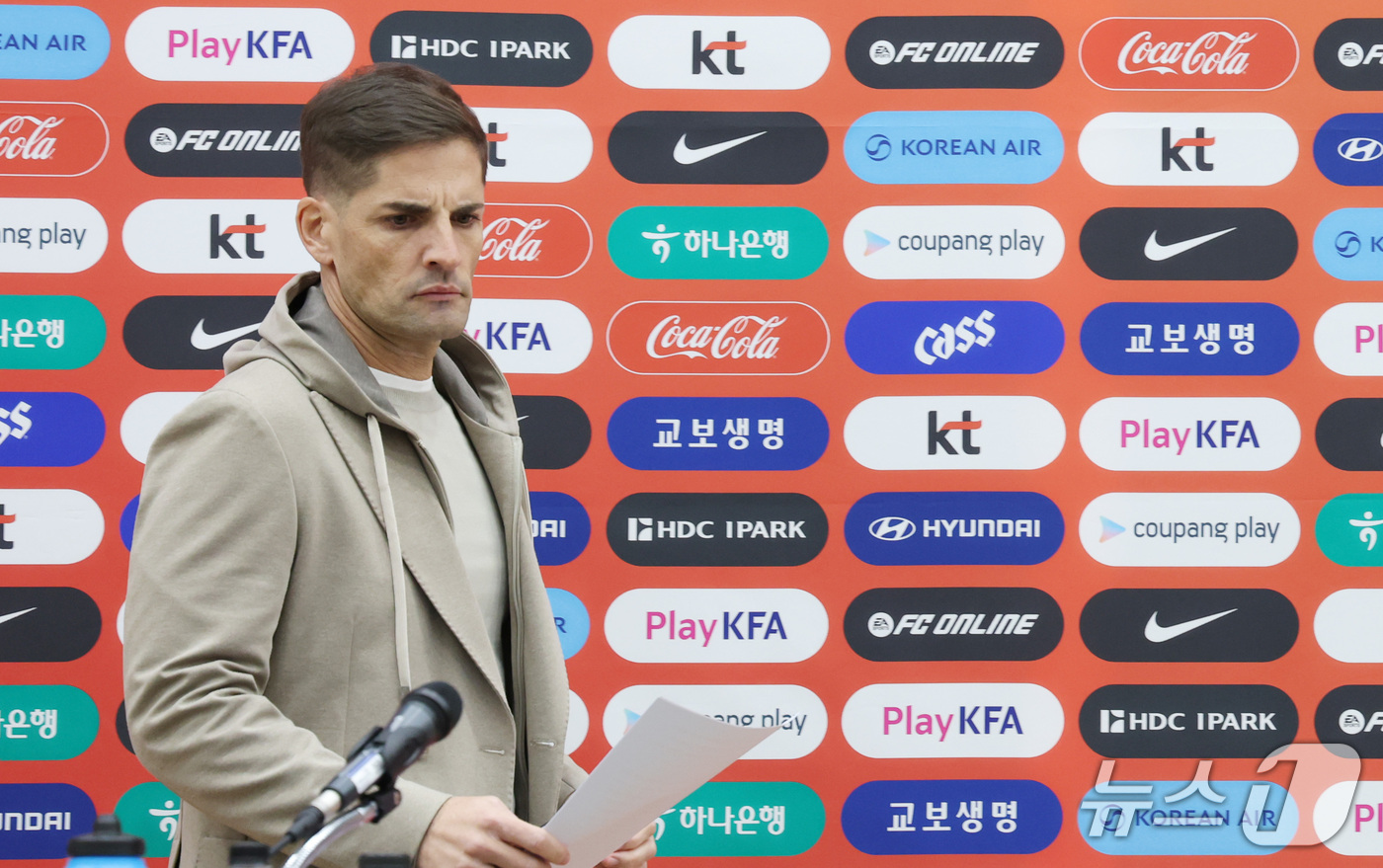 (천안=뉴스1) 김기남 기자 = 로베르트 모레노 한국 축구 대표팀 감독이 29일 천안시 코리아풋볼파크에서 11월 중동 원정 평가전에 나설 축구대표팀 명단을 발표하기 위해 입장하고 …