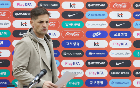 축구대표팀 명단 발표 입장하는 모레노 감독
