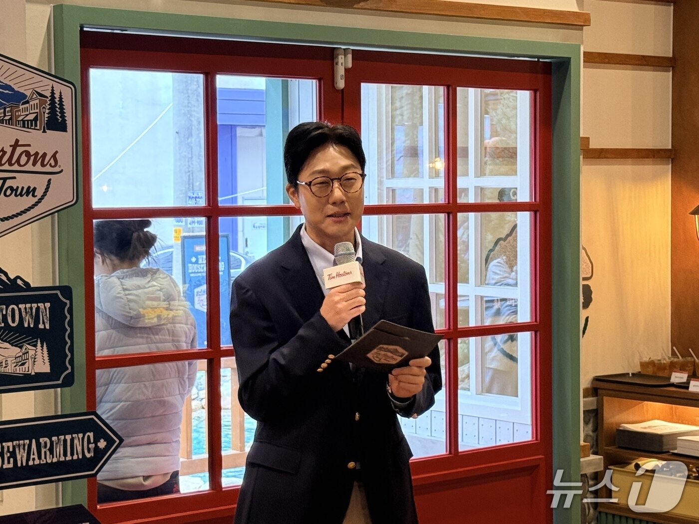 본문 이미지 - 안태열 팀홀튼 최고브랜드책임자(CBO)가 성수점에 대해 설명하고 있다. ⓒ 뉴스1 황두현 기자