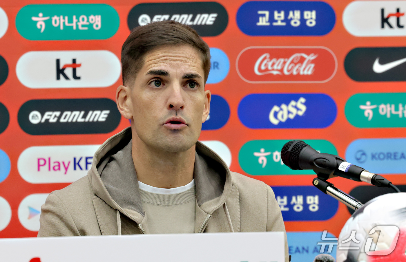 (천안=뉴스1) 김기남 기자 = 로베르트 모레노 한국 남자 축구 대표팀 감독이 29일 천안시 코리아풋볼파크에서 11월 중동 원정 평가전에 나설 축구대표팀 명단을 발표하고 있다. 2 …