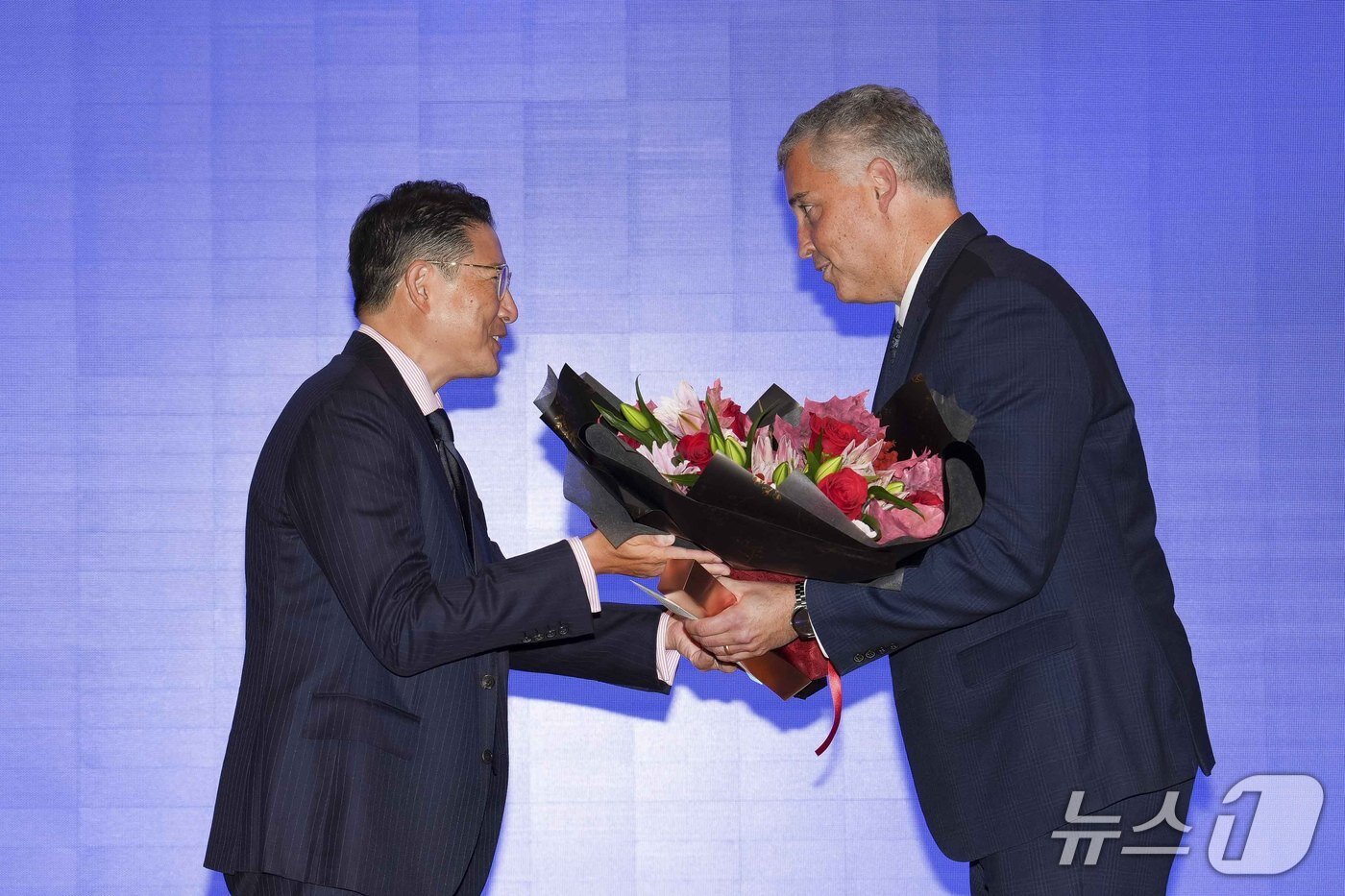 본문 이미지 - 29일 효성 마포본사에서 열린 효성그룹 60주년 창립기념식에서 올해의 효성인상을 수상한 제이슨 닐 효성HICO 법인장과 조현준 효성 회장 (효성그룹 제공) 