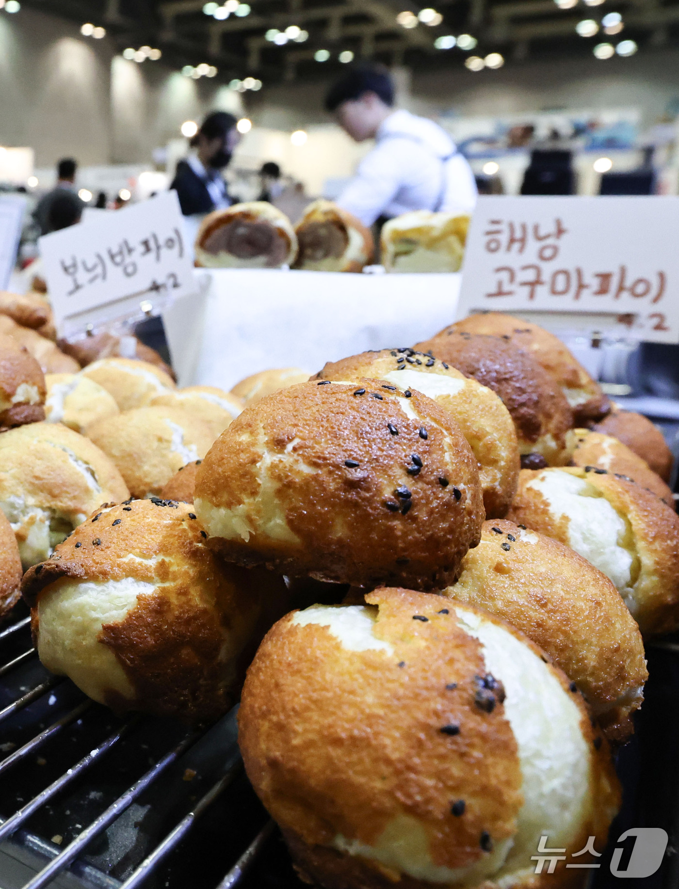 (고양=뉴스1) 이종수 기자 = 29일 경기 고양시 킨텍스 제10전시홀에서 열린 ‘카페&베이커리페어 시즌2’ 부스에 빵이 진열되어 있다. 2026.10.29/뉴스1