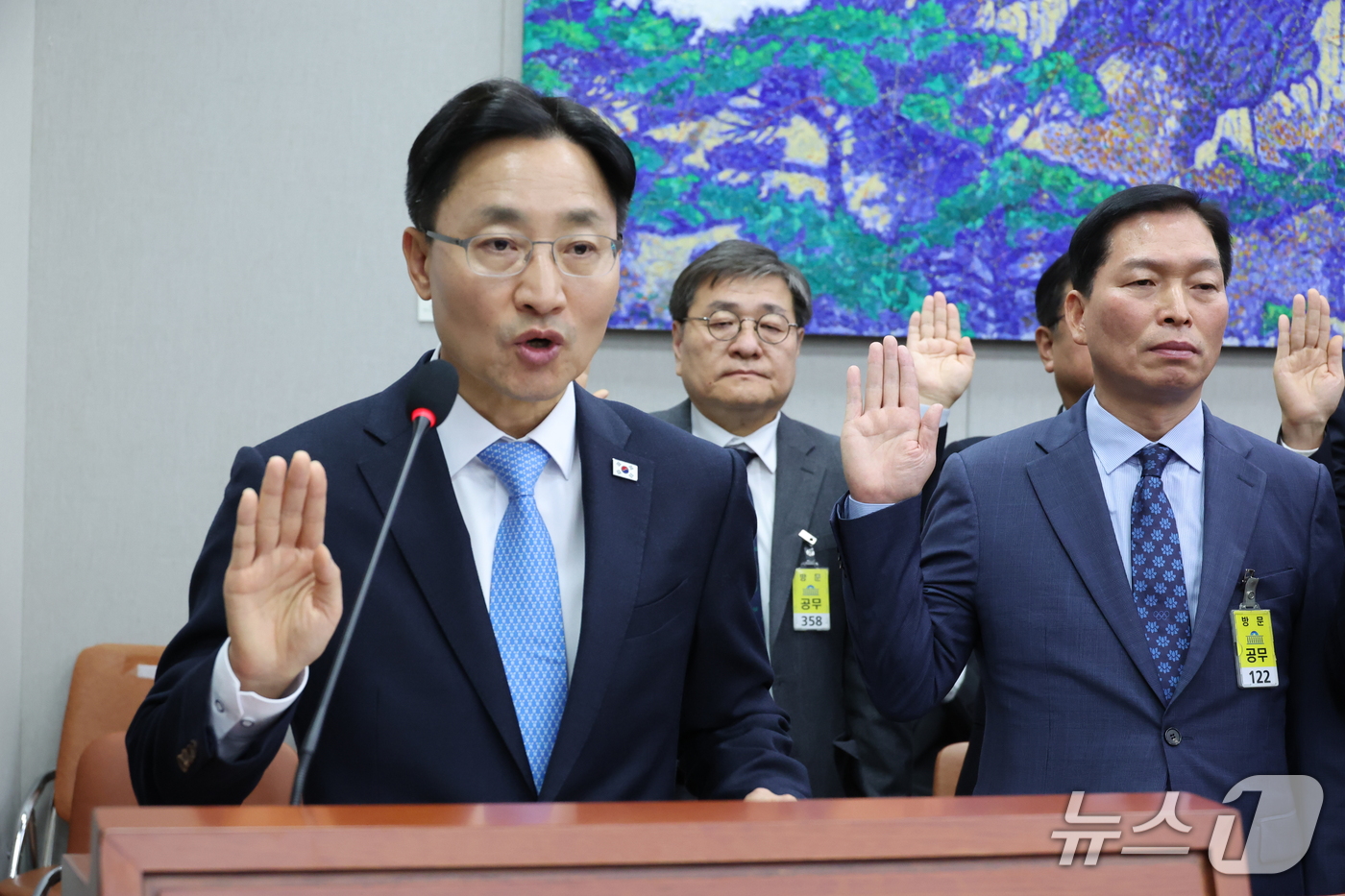 (서울=뉴스1) 신웅수 기자 = 임광현 대통령 비서실장이 29일 서울 여의도 국회에서 열린 국회운영위원회의 대통령 비서실 등에 대한 국정감사에서 증인 선서를 하고 있다. 2026. …
