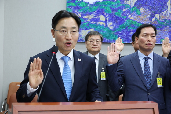 선서하는 임광현 대통령 비서실장