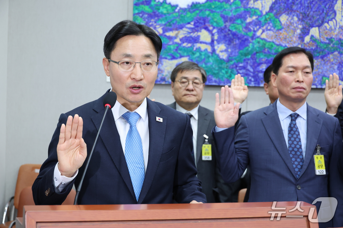 (서울=뉴스1) 신웅수 기자 = 임광현 대통령 비서실장이 29일 서울 여의도 국회에서 열린 국회운영위원회의 대통령 비서실 등에 대한 국정감사에서 증인 선서를 하고 있다. 2026. …
