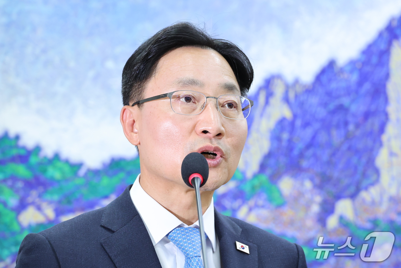 (서울=뉴스1) 신웅수 기자 = 임광현 대통령 비서실장이 29일 서울 여의도 국회에서 열린 국회운영위원회의 대통령 비서실 등에 대한 국정감사에서 업무 보고를 하고 있다. 2026. …