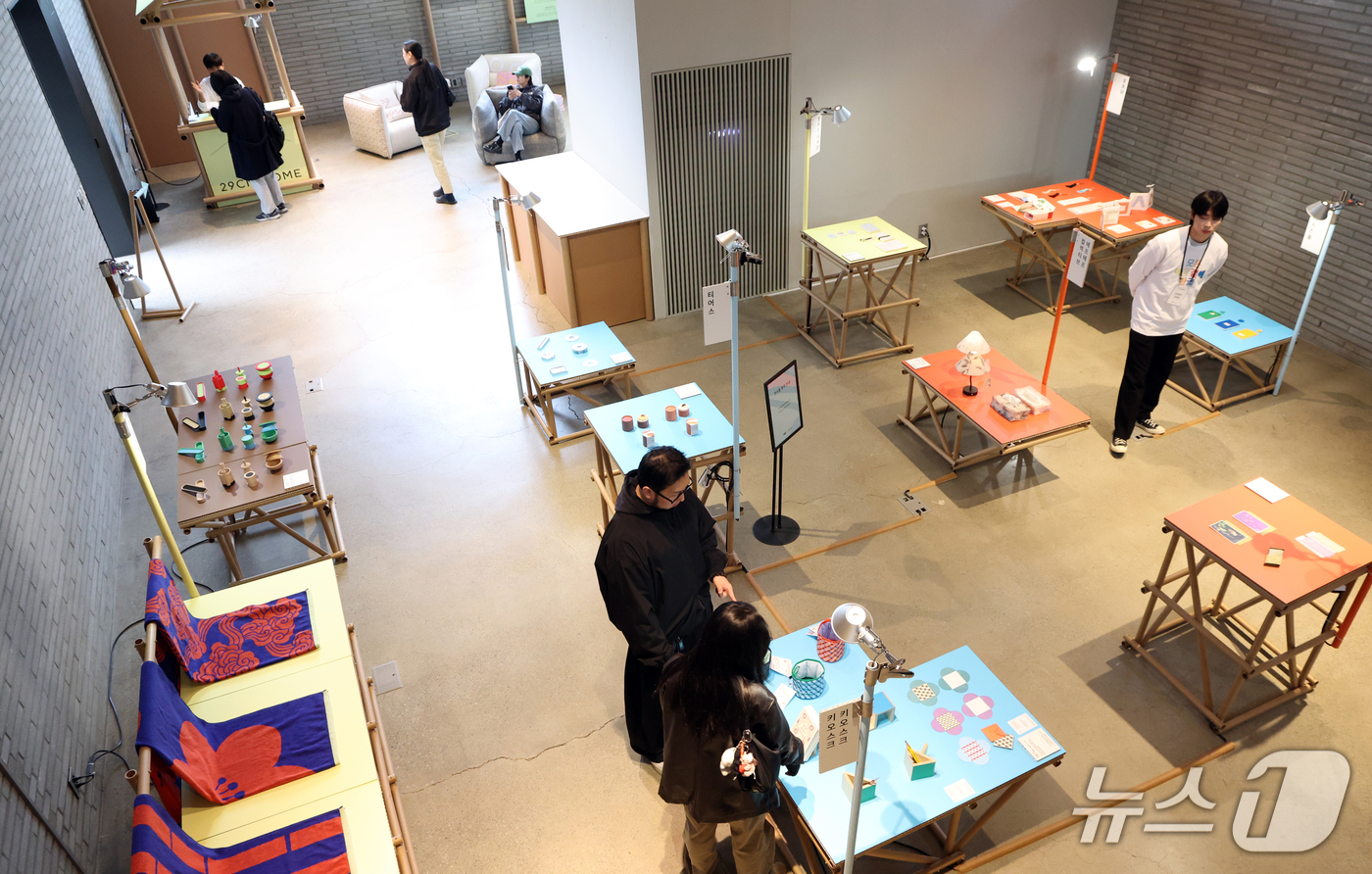 (서울=뉴스1) 김명섭 기자 = 29일 서울 성동구 코사이어티에서 열린  '모든 마음 곁에, 한글'  한글문화상품 팝업 전시에서 시민들이 관람을 하고 있다. 이번 전시는 패션 라이 …
