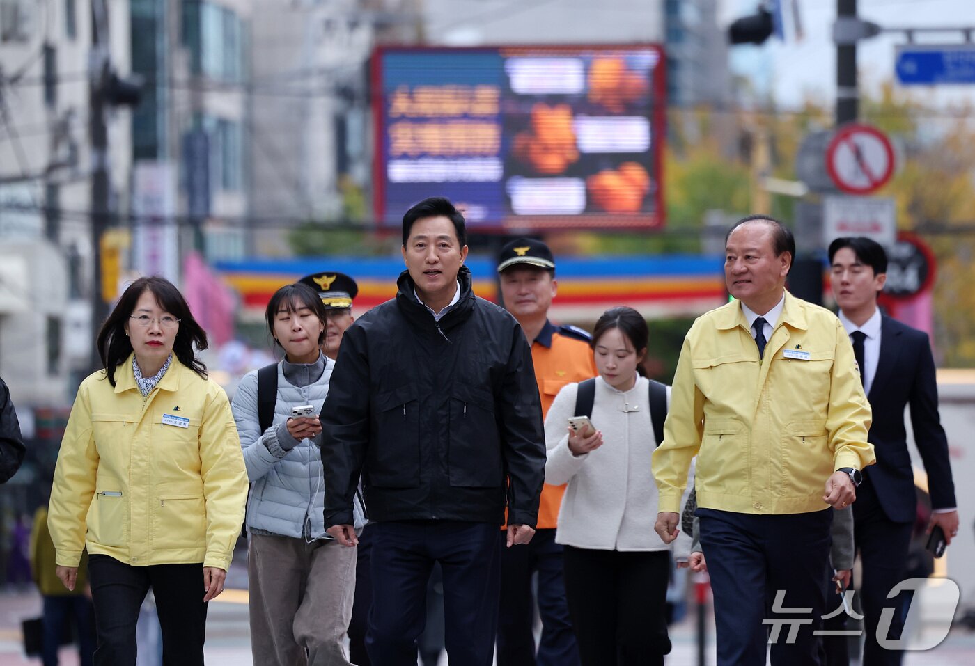 본문 이미지 - 오세훈 서울시장이 29일 서울 마포구 홍대 관광특구를 방문해 핼러윈 대비 현장점검을 하고 있다. 2026.10.29 ⓒ 뉴스1 김성진 기자