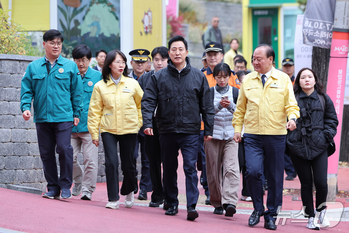 (서울=뉴스1) 김성진 기자 = 오세훈 서울시장이 29일 서울 마포구 홍대 관광특구를 방문해 핼러윈 대비 현장점검을 하고 있다. 2026.10.29/뉴스1