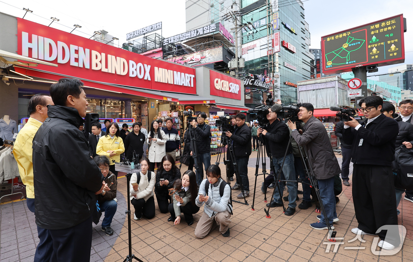 (서울=뉴스1) 김성진 기자 = 오세훈 서울시장이 29일 서울 마포구 홍대 관광특구를 방문해 핼러윈 대비 현장점검 후 발언하고 있다. 2026.10.29/뉴스1
