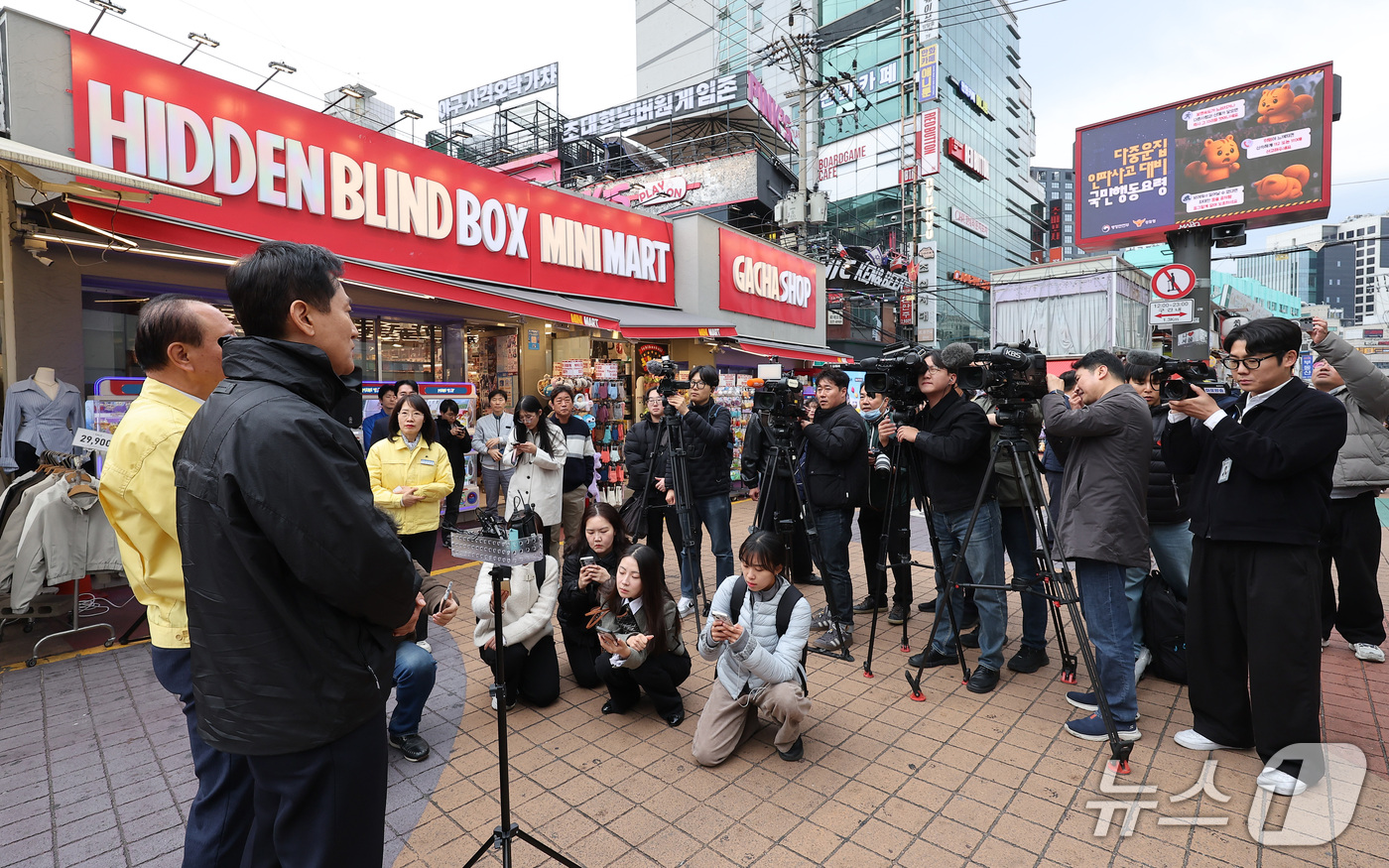 (서울=뉴스1) 김성진 기자 = 오세훈 서울시장이 29일 서울 마포구 홍대 관광특구를 방문해 핼러윈 대비 현장점검 후 발언하고 있다. 2026.10.29/뉴스1