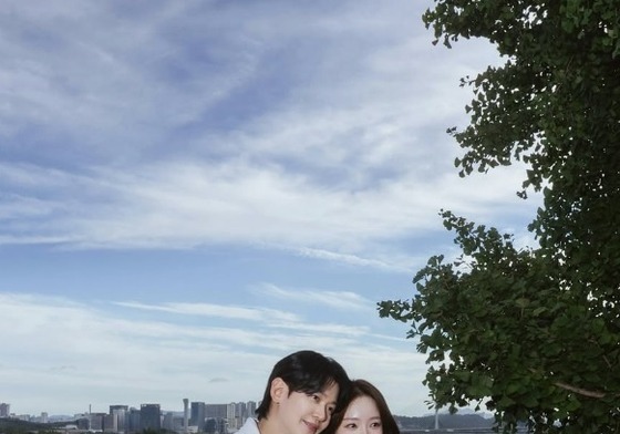 강균성, 14세 연하 배우 유하진과 결혼식…"평생 함께 걸어갈 사람" [N디데이]