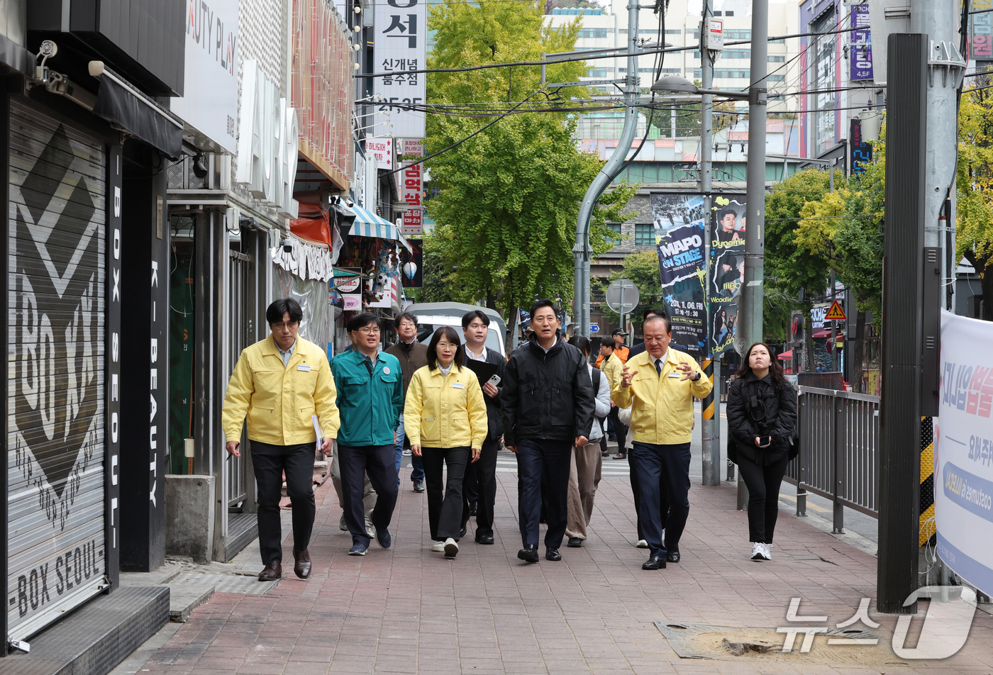 (서울=뉴스1) 김성진 기자 = 오세훈 서울시장이 29일 서울 마포구 홍대 관광특구를 방문해 핼러윈 대비 현장점검을 하고 있다. (공동취재) 2026.10.29/뉴스1