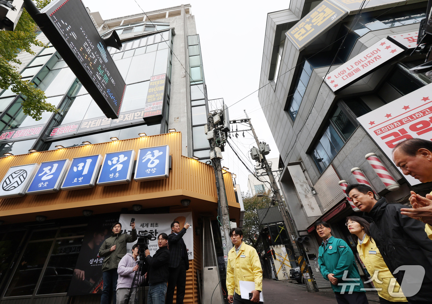 (서울=뉴스1) 김성진 기자 = 오세훈 서울시장이 29일 서울 마포구 홍대 관광특구를 방문해 핼러윈 대비 현장점검을 하고 있다. (공동취재) 2026.10.29/뉴스1