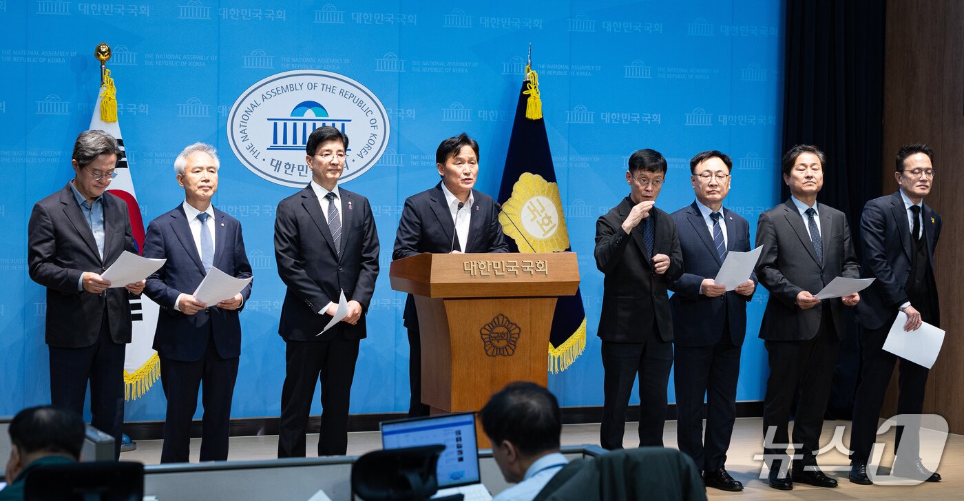 본문 이미지 - 김영진 국회 행정안전위원장과 더불어민주당 위원들이 29일 서울 여의도 국회 소통관에서 올림픽공원 투표소 공개검증 관련 기자회견을 하고 있다. 2026.10.29 ⓒ 뉴스1 유승관 기자