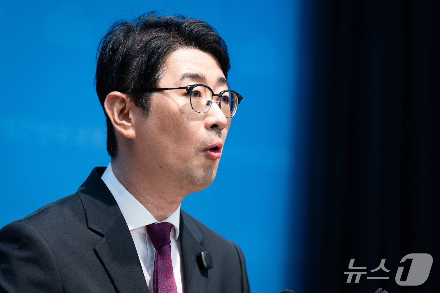 (서울=뉴스1) 유승관 기자 = 주진우 국민의힘 의원이 29일 서울 여의도 국회 소통관에서 이재명 대통령 가족의 헬기를 이용한 황제골프 의혹 긴급 기자회견을 하고 있다. 2026. …