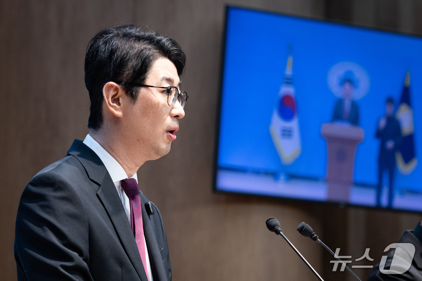 (서울=뉴스1) 유승관 기자 = 주진우 국민의힘 의원이 29일 서울 여의도 국회 소통관에서 이재명 대통령 가족의 헬기를 이용한 황제골프 의혹 긴급 기자회견을 하고 있다. 2026. …
