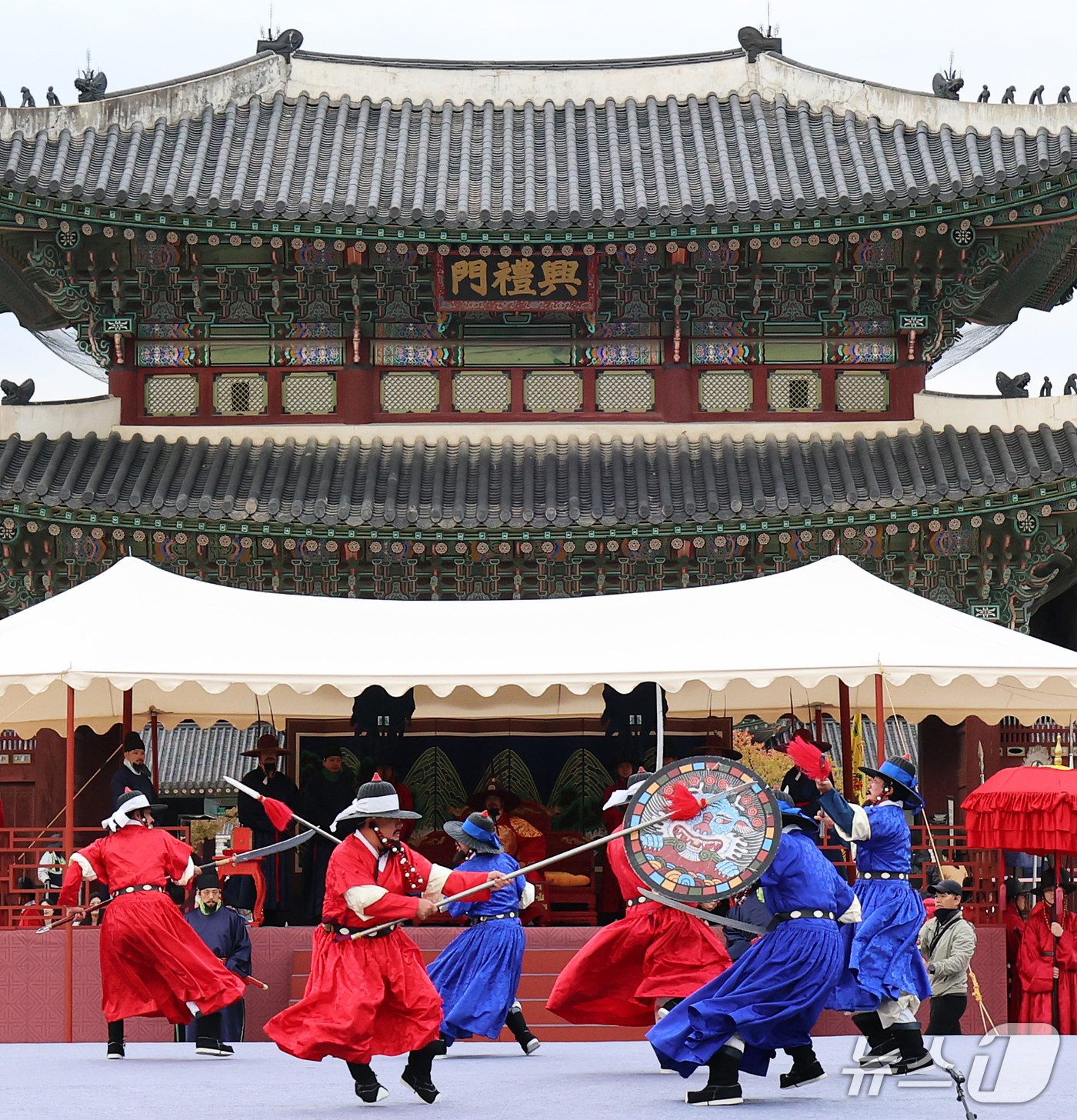 (서울=뉴스1) 오대일 기자 = 29일 오후 서울 종로구 경복궁 흥례문 광장에서 '2026년 궁궐 호위군 사열의식 첩종' 프레스 리허설이 열리고 있다.'첩종'은 종을 연달아 친다는 …