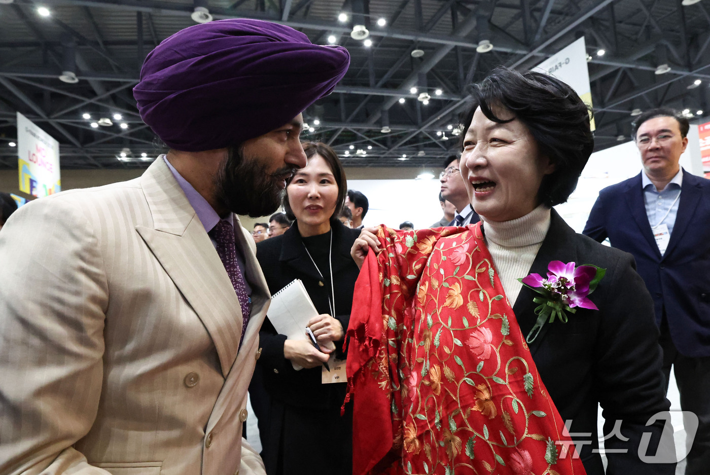 (고양=뉴스1) 이종수 기자 = 추미애 경기도지사가 29일 경기 고양시 킨텍스에서 열린 국내 최대 규모의 중소기업 우수상품 종합전시회 ‘지페어 코리아(G-FAIR KOREA) 20 …