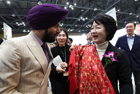 해외 참석자와 인사 나누는 추미애 도지사