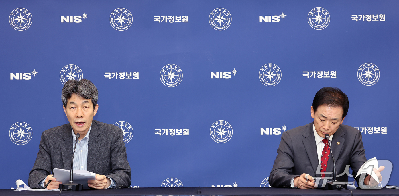 (서울=뉴스1) 국회사진기자단 = 국회 정보위원회 여야 간사인 윤건영 더불어민주당 의원(왼쪽)과 유영하 국민의힘 의원이 29일 서울 국가정보원 청사에서 열린 국회 정보위원회의 국가 …